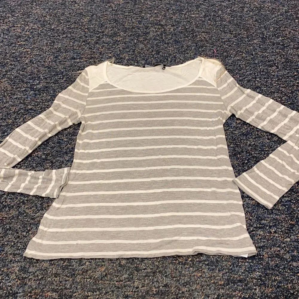 Energie Gray and White Striped Top sz. M